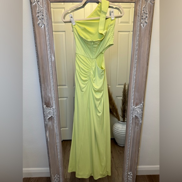 BCBG MaxAzria One Shoulder Cut Out Gown
Lime Sherbet XS - Picture 6 of 10